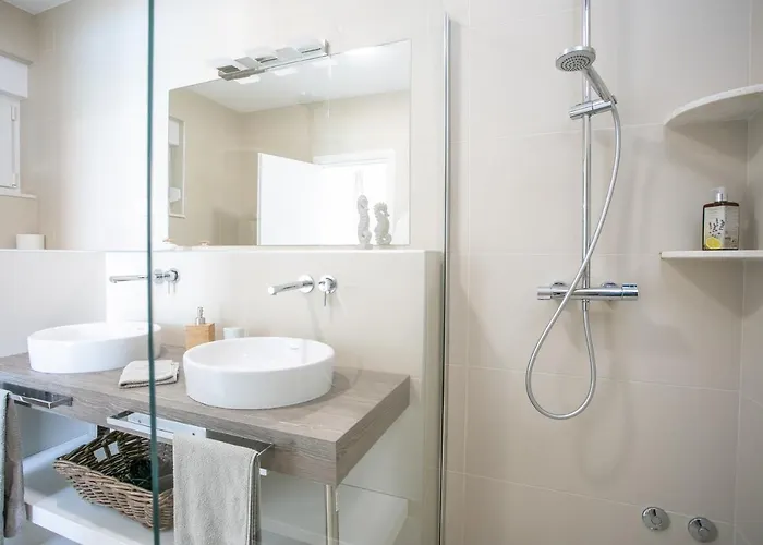 Stunning Avalon With Pool For 9, 2 Mins To Beach Villa *