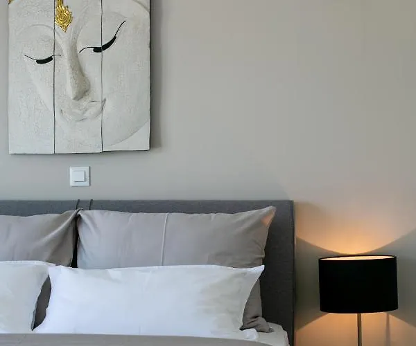 Villa Stunning Avalon With Pool For 9, 2 Mins To Beach