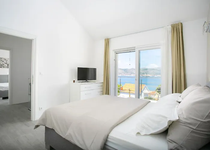 Villa Stunning Avalon With Pool For 9, 2 Mins To Beach Trogir