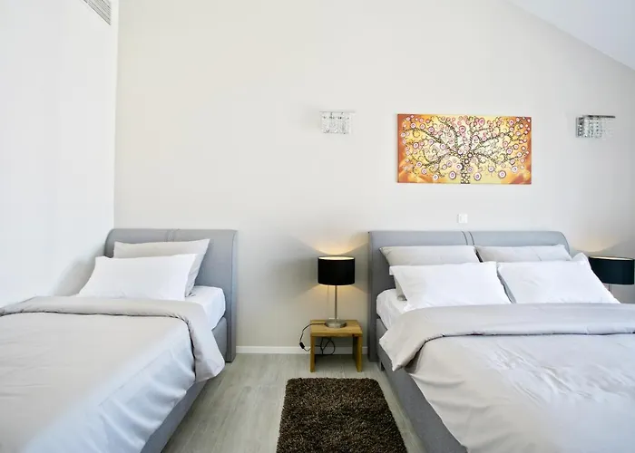 Stunning Avalon With Pool For 9, 2 Mins To Beach Villa Trogir