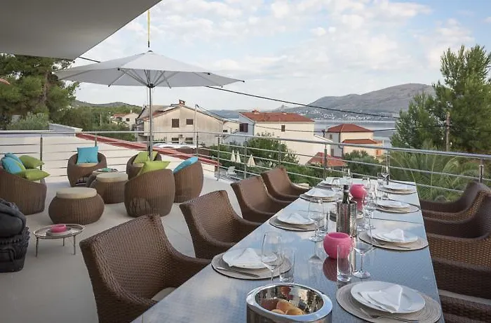 Stunning Avalon With Pool For 9, 2 Mins To Beach Villa