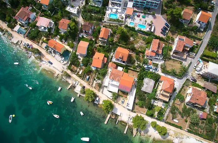 Villa Stunning Avalon With Pool For 9, 2 Mins To Beach Trogir