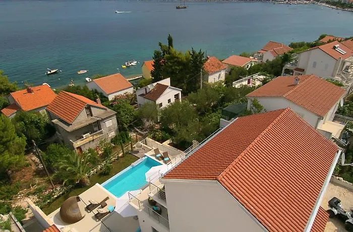 Villa Stunning Avalon With Pool For 9, 2 Mins To Beach