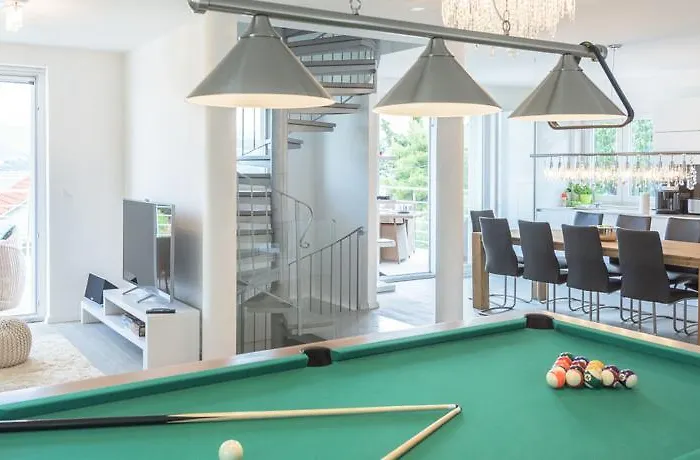 Stunning Avalon With Pool For 9, 2 Mins To Beach Villa *