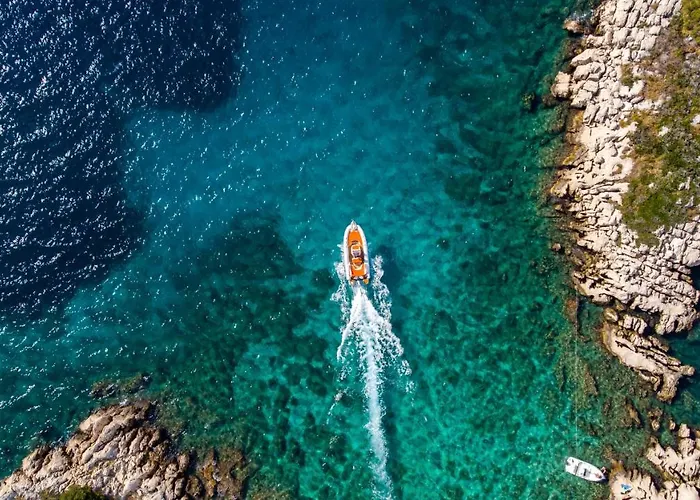 Villa Stunning Avalon With Pool For 9, 2 Mins To Beach