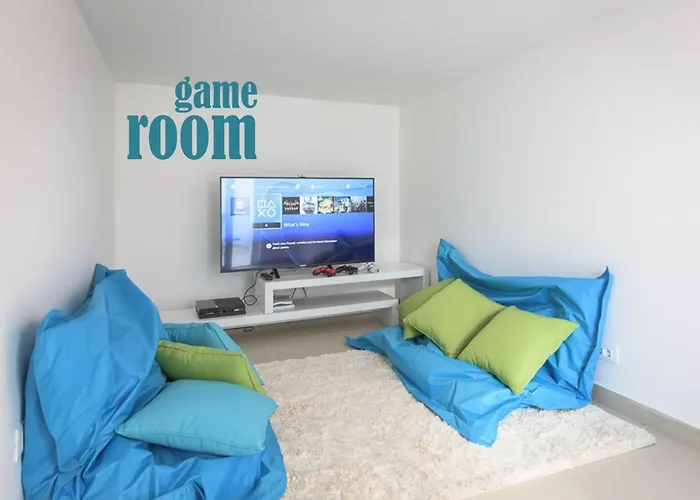 Stunning Avalon With Pool For 9, 2 Mins To Beach Villa