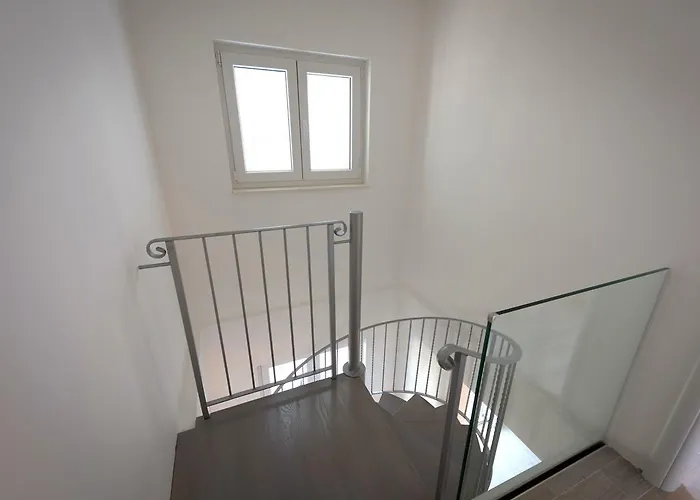 Villa Stunning Avalon With Pool For 9, 2 Mins To Beach *