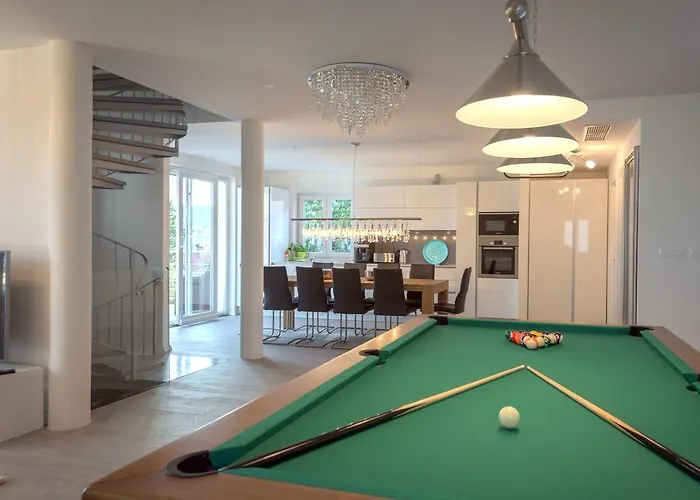 Stunning Avalon With Pool For 9, 2 Mins To Beach Villa