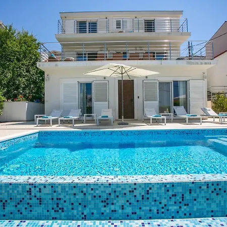 Stunning Avalon With Pool For 9, 2 Mins To Beach Villa Traù