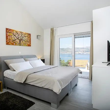 Villa Stunning Avalon With Pool For 9, 2 Mins To Beach