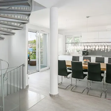 Stunning Avalon With Pool For 9, 2 Mins To Beach Villa Traù