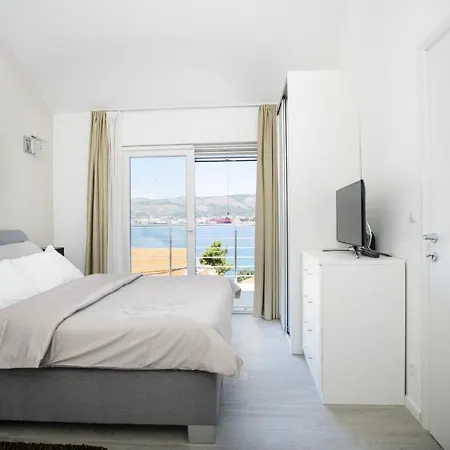 Villa Stunning Avalon With Pool For 9, 2 Mins To Beach *