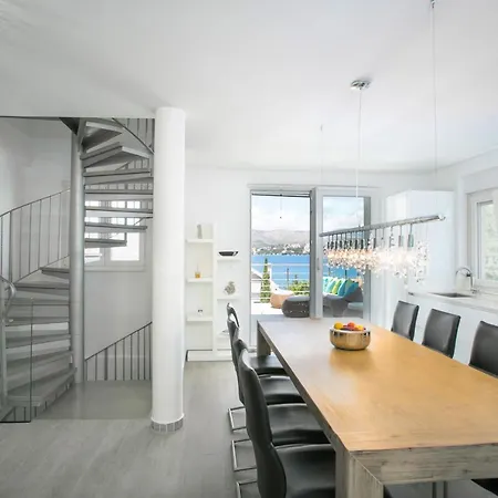 Stunning Avalon With Pool For 9, 2 Mins To Beach Villa *