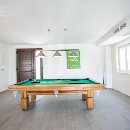 Villa Stunning Avalon With Pool For 9, 2 Mins To Beach Traù