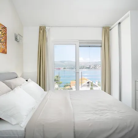 Stunning Avalon With Pool For 9, 2 Mins To Beach Villa