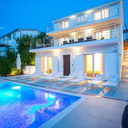 Stunning Avalon With Pool For 9, 2 Mins To Beach Villa