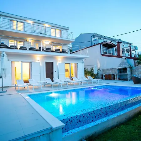 Villa Stunning Avalon With Pool For 9, 2 Mins To Beach
