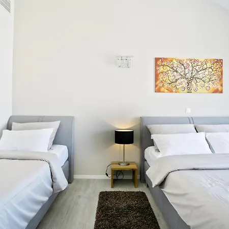 Stunning Avalon With Pool For 9, 2 Mins To Beach Villa Traù