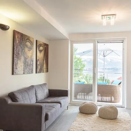 Stunning Avalon With Pool For 9, 2 Mins To Beach *