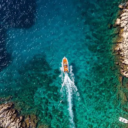 Villa Stunning Avalon With Pool For 9, 2 Mins To Beach